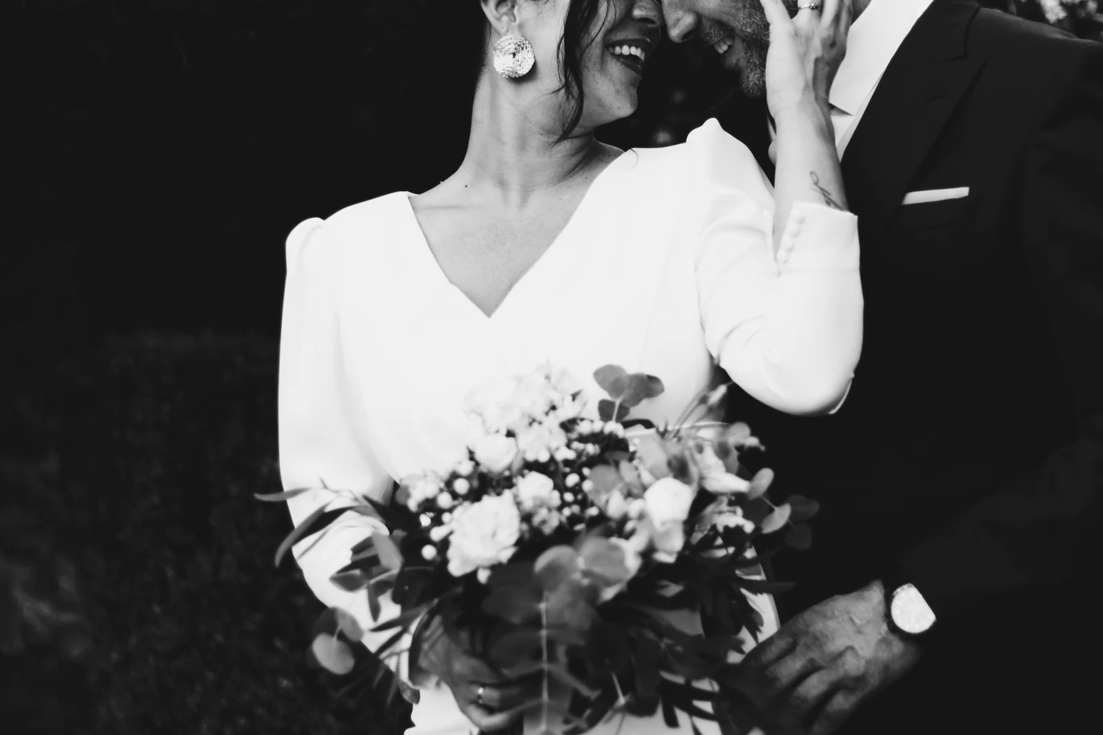 Novios abrazados en una boda en Galicia, en blanco y negro